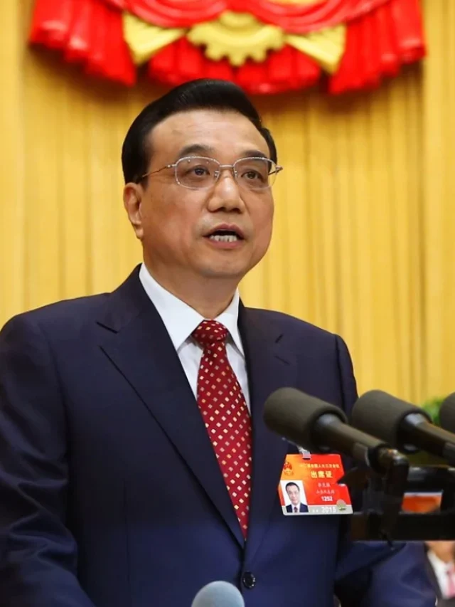 Li Keqiang addressing the media